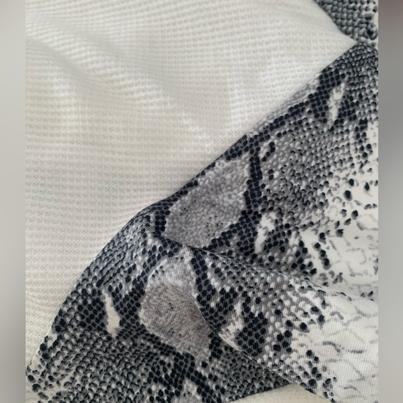 Snake Detail Raglan Tee - Picture 4 of 4